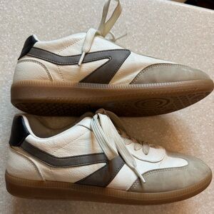 Dolce Vita sneakers. Size 7